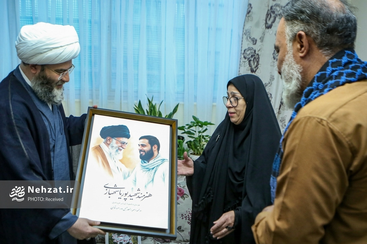 قمی پای روایت خانواده شهید هنرمند پوریا شهبازی نشست