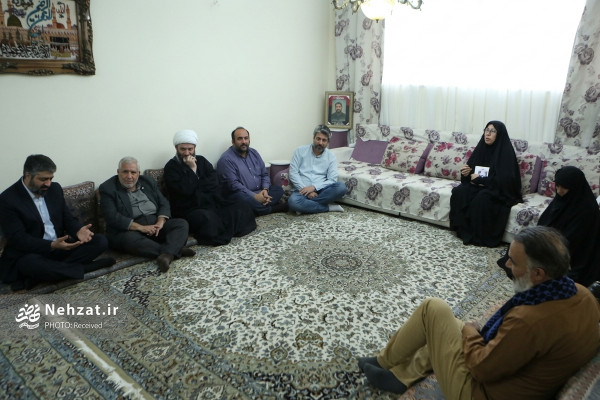 قمی پای روایت خانواده شهید هنرمند پوریا شهبازی نشست